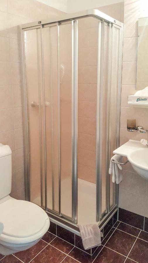 Hotel Les Berges Chippis Bagian luar foto