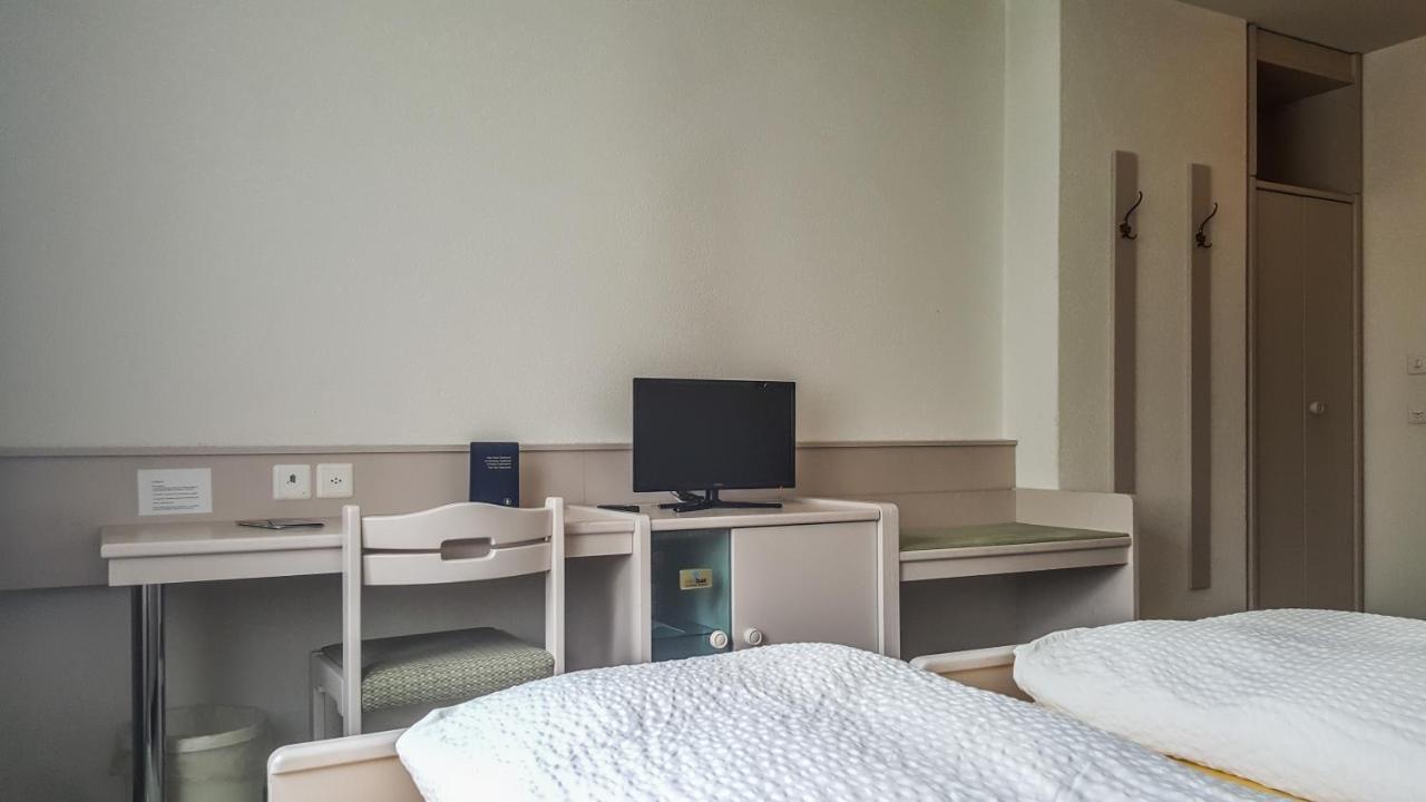 Hotel Les Berges Chippis Bagian luar foto