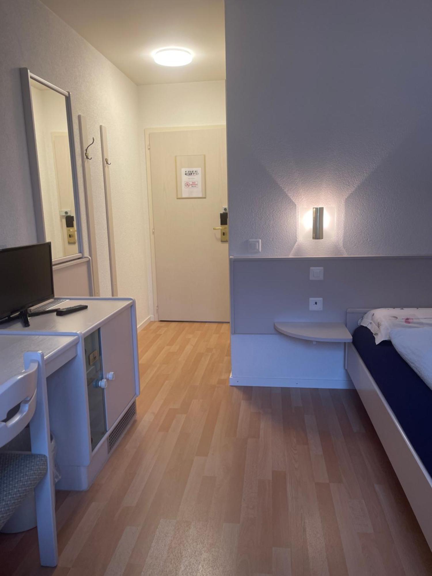 Hotel Les Berges Chippis Bagian luar foto