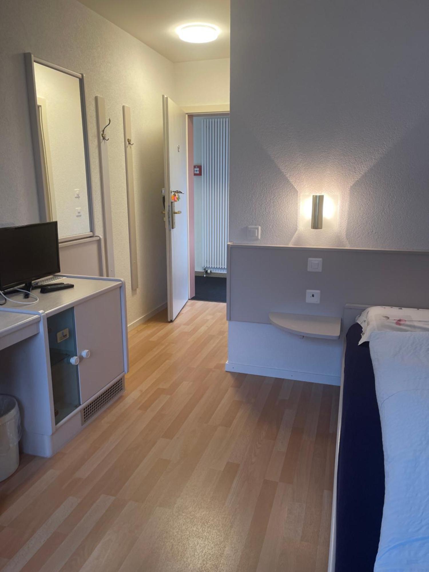 Hotel Les Berges Chippis Bagian luar foto