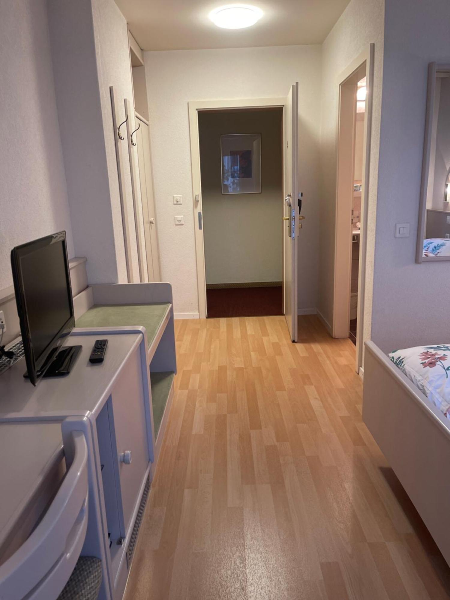Hotel Les Berges Chippis Bagian luar foto