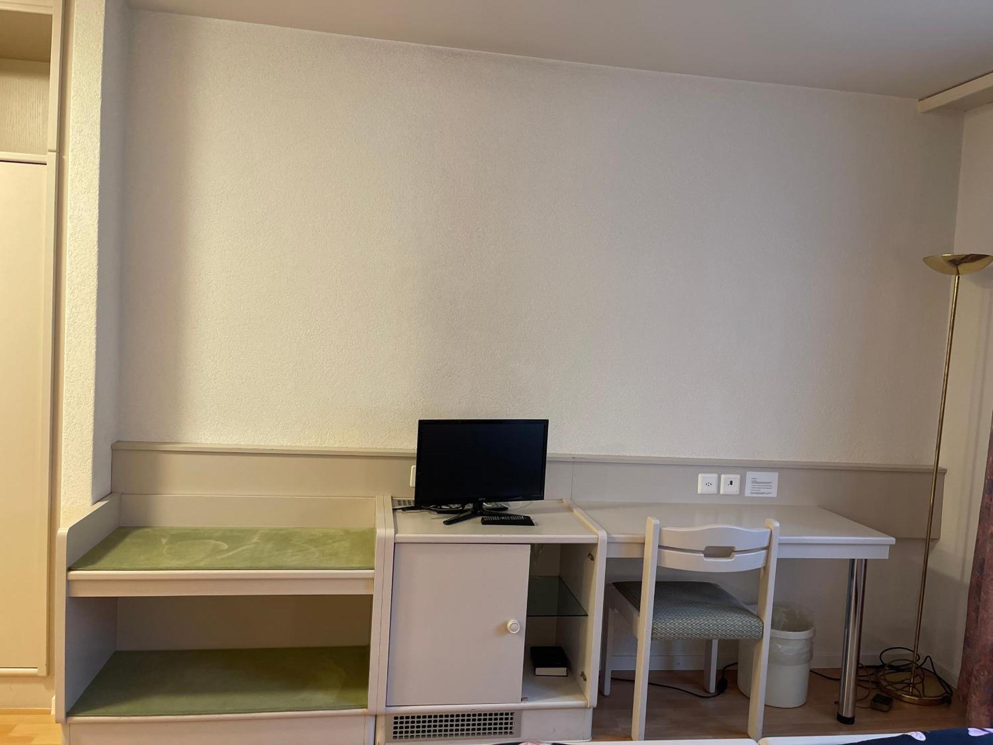 Hotel Les Berges Chippis Bagian luar foto