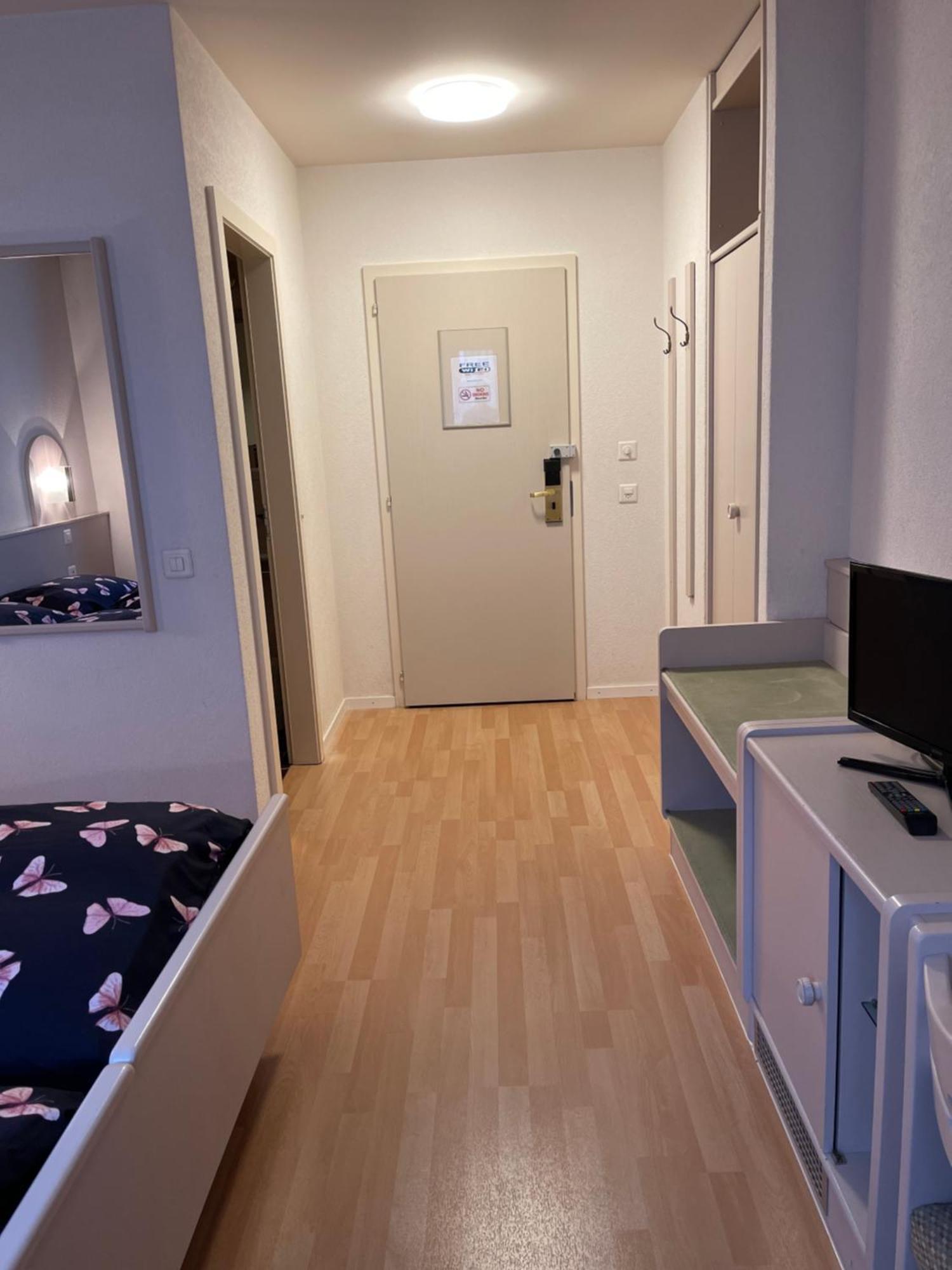Hotel Les Berges Chippis Bagian luar foto