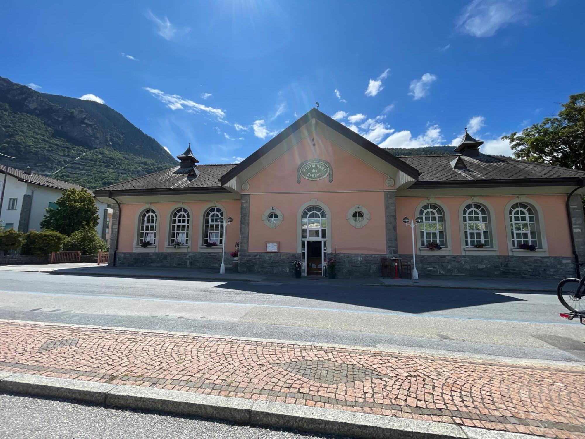 Hotel Les Berges Chippis Bagian luar foto