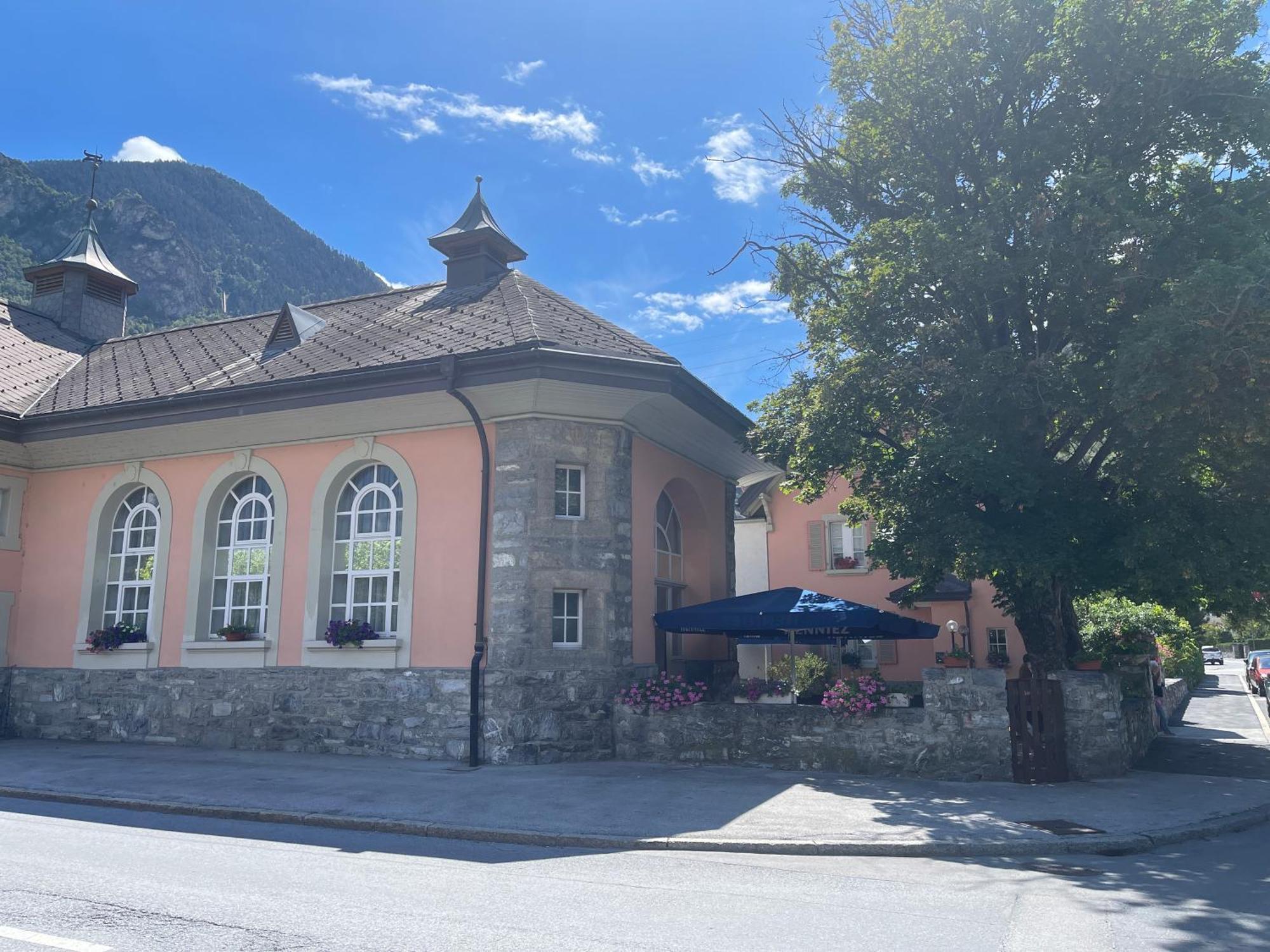 Hotel Les Berges Chippis Bagian luar foto